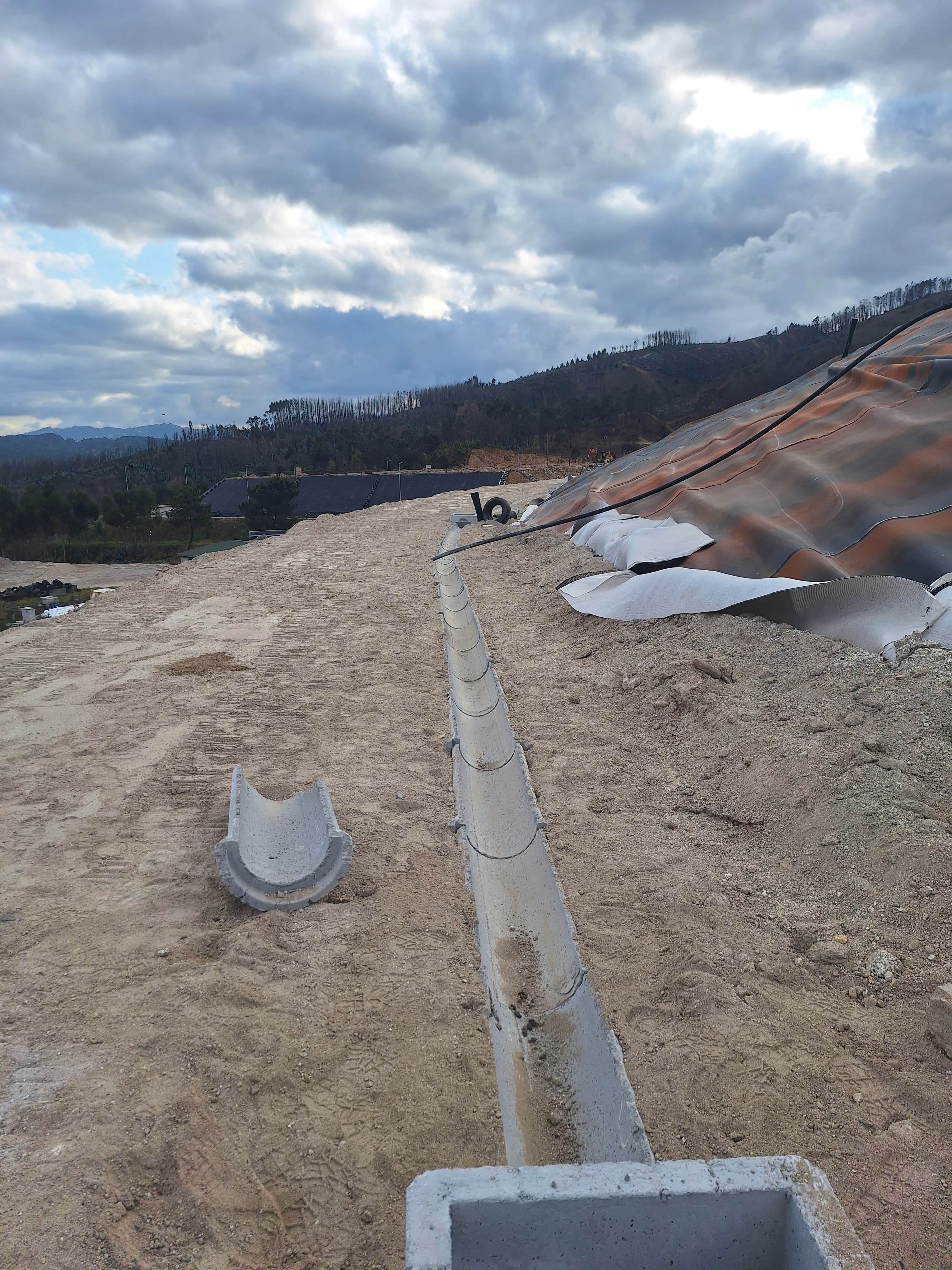 Obra de Drenagem no Aterro Sanitário da Resinorte (Celorico de Basto)

Construção de redes de drenagem superficial, com a instalação de valetas de betão pré-fabricado para encaminhamento das águas pluviais. - Imagem 2